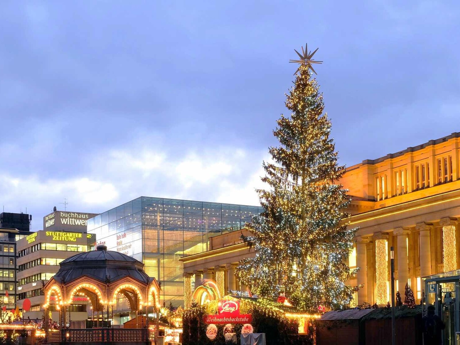 Weihnachtsmarkt Stuttgart - Innenstadt mit Weihnachtsbaum