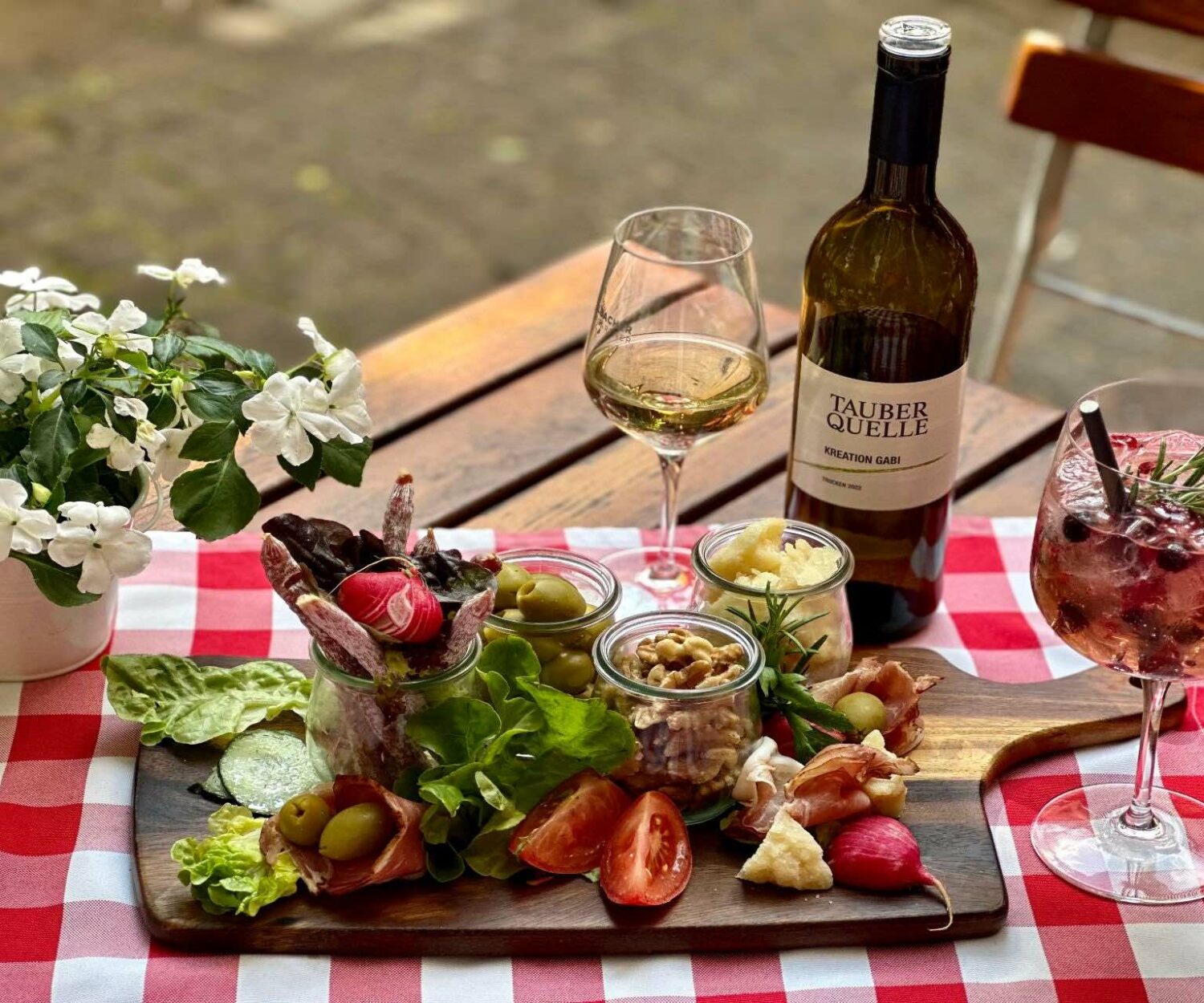 Biergarten Stuttgart - Versperbrett mit Wein - Restaurant Tauberquelle