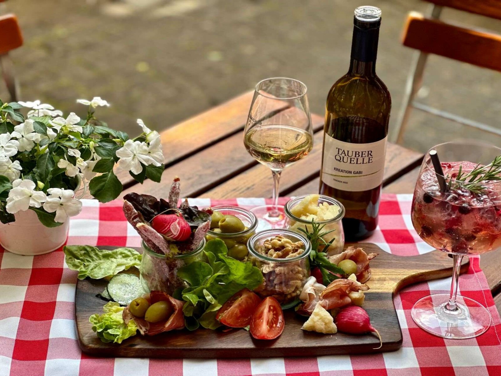 Biergarten Stuttgart - Versperbrett mit Wein - Restaurant Tauberquelle