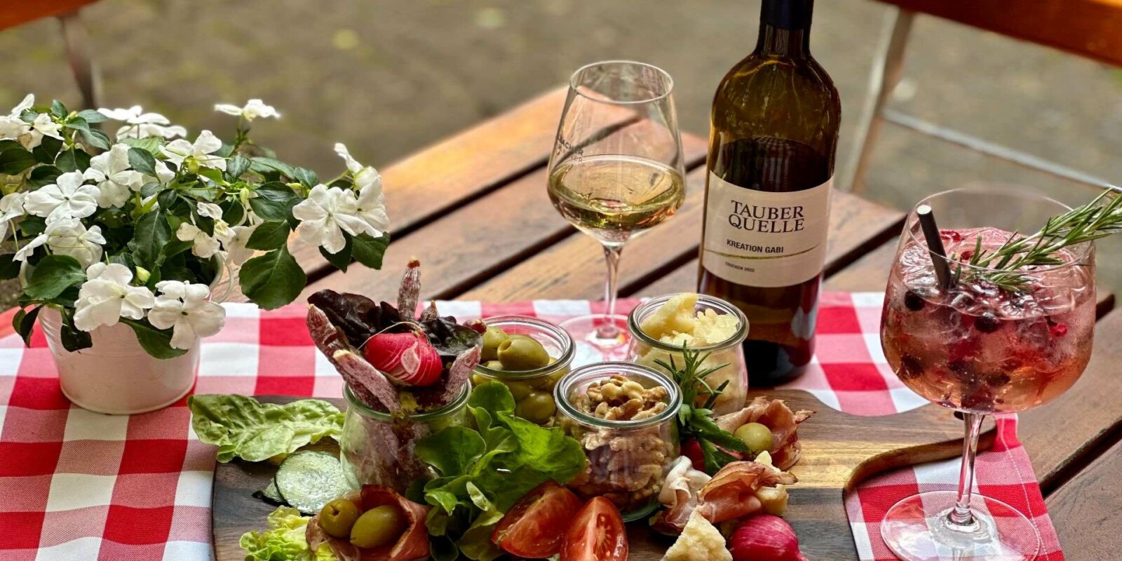 Biergarten Stuttgart - Versperbrett mit Wein - Restaurant Tauberquelle