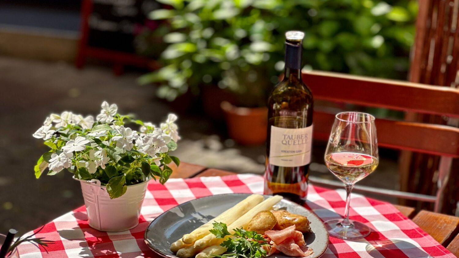 Spargel essen in Stuttgart im Restaurant Tauberquelle - Spargel mit Kartoffeln und Schinken – Der beste Spargel in der Spargelzeit in Stuttgart