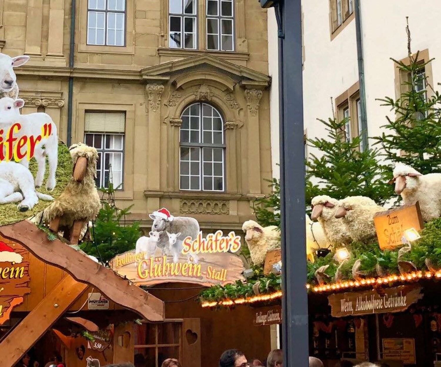 Stuttgarter Weihnacht smart - Weihmachtmarktstand Schäfer auf dem Schillerplatz in Stuttgart - der beste Glühwein in Stuttgart
