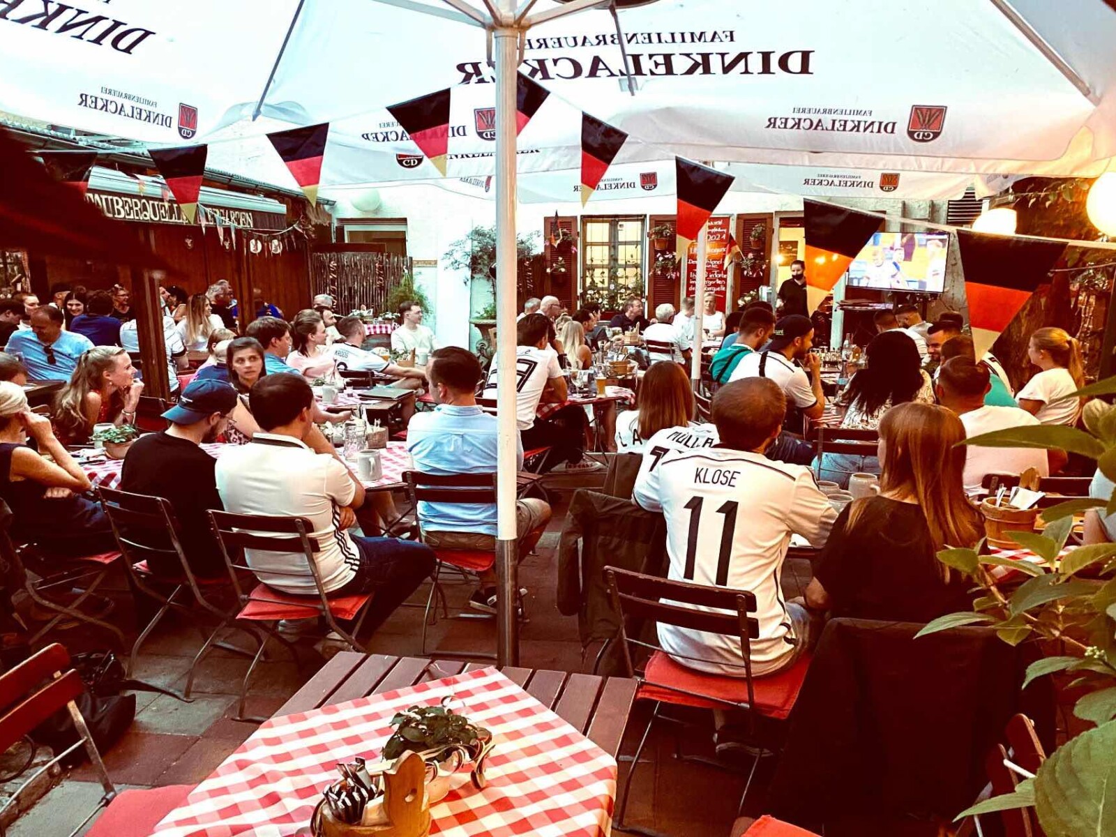 Biergarten Stuttgart Tauberquelle – Live Übertragung der Fußball Europameisterschaft UEFA EURO 2024 in Stuttgart – EM 2024 in der Arena Stuttgart - vier Gruppenspiele mit Schottland, Belgien, der Schweiz und Ungarn