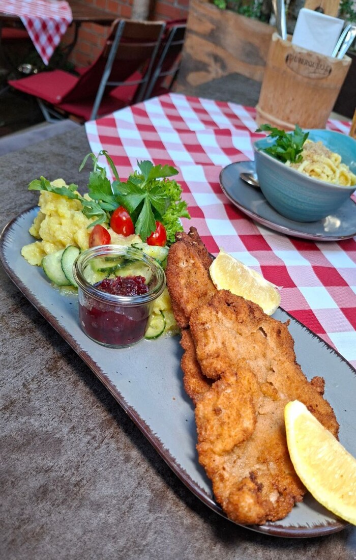 Tauberquellen Schnitzel mit schwäbischem Kartoffelsalat - das beste Schnitzel in der Stadt Stuttgart im Restaurant Tauberquelle